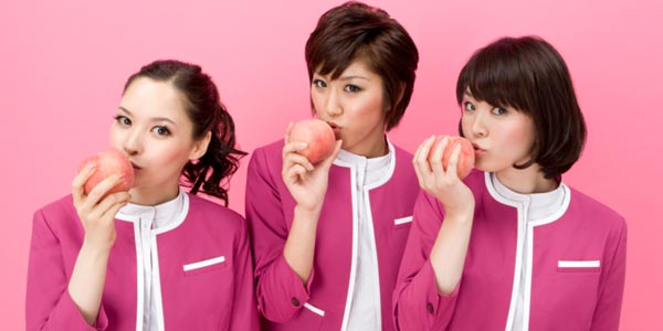 Hôtesses de la compagnie Peach, la première compagnie aérienne low-cost japonaise. 