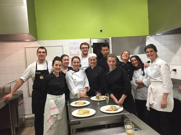 Ma brigade, au lycée hôtelier Guillaume-Tirel. À gauche, le chef Hervé Lhermet, un prof fantastique. Je suis la 3ème à partir de la droite. 