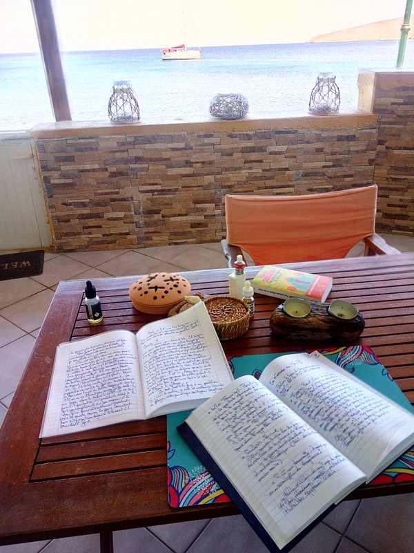 Même en vacances ! Genèse des aventures de Sam Locksley sur une petite île grecque. 